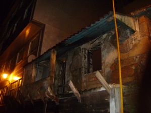 Extinguido un incendio nunha vivenda abandonada na rúa Portugal, no concello de Ribeira